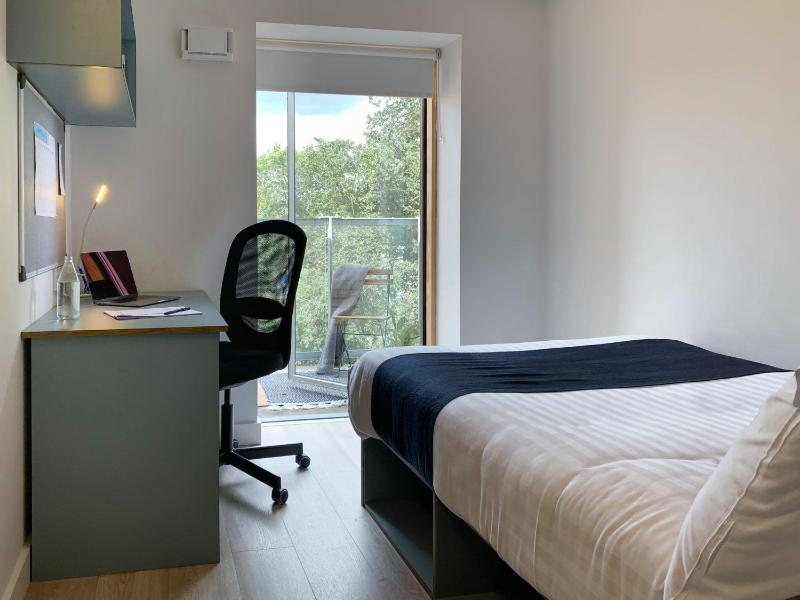 Double Room with Balcony image 3