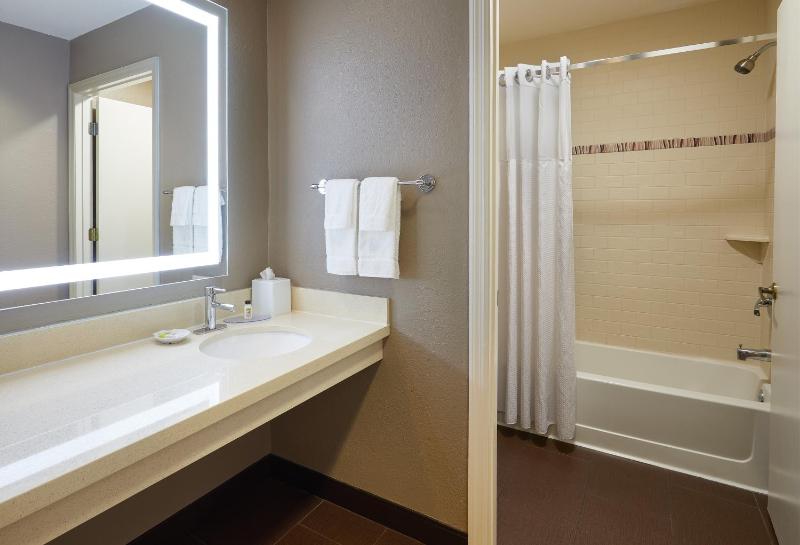 Two Bedroom Suite with Bath Tub – Disability access image 3