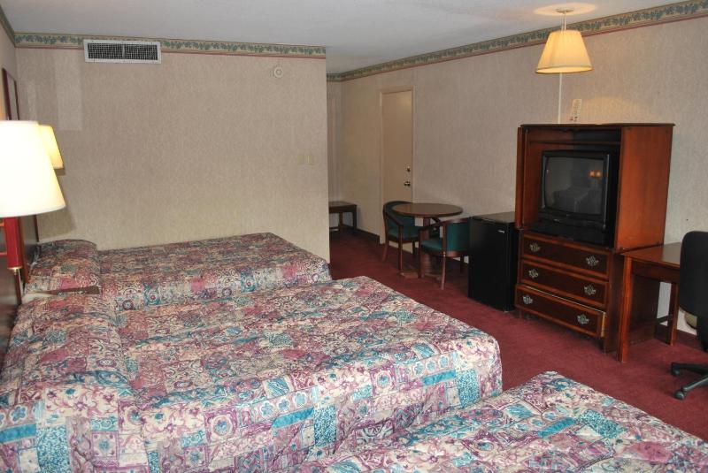 Deluxe Room with Three Double Beds image 3