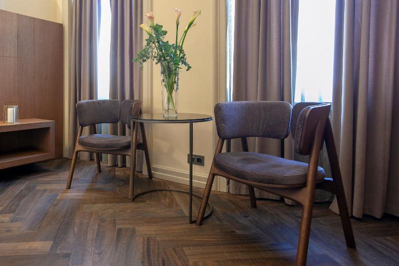 Superior Athenian Room image 2