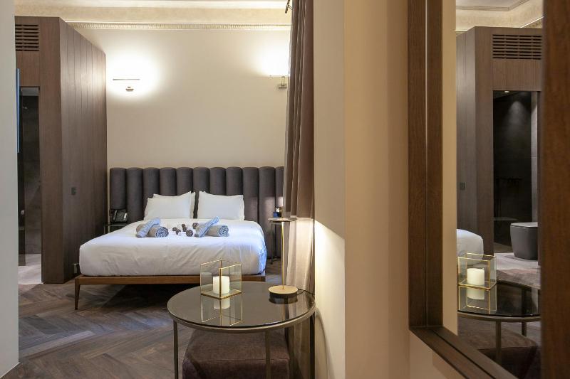 Classic Athenian Room image 4