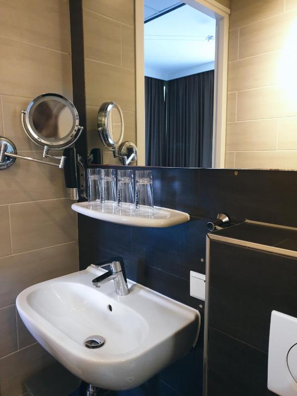 Twin Room image 2