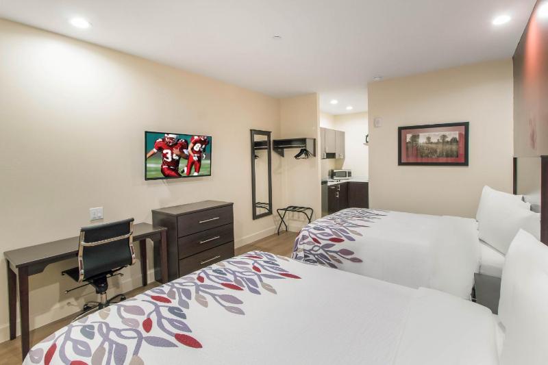 Deluxe Queen Room with Two Queen Beds with Kitchenette - Disability Access/Smoke-Free  image 3