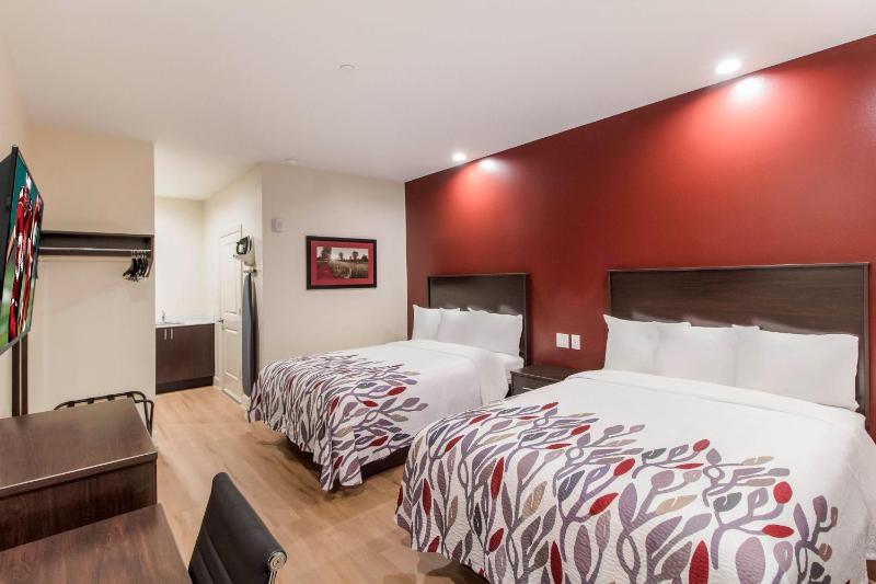 Deluxe Queen Room with Two Queen Beds with Kitchenette - Smoke-Free image 3