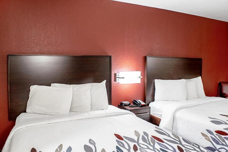 Deluxe Queen Room with Two Queen Beds Smoke-Free image 1
