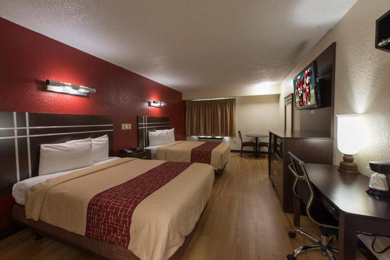 Deluxe Double Room with Two Double Beds - Smoking image 3