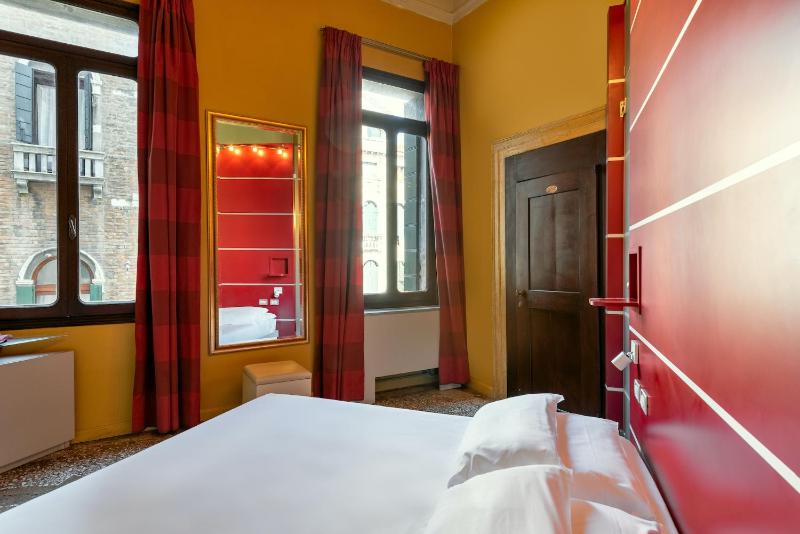 Deluxe Double Room with Spa Bath  image 3