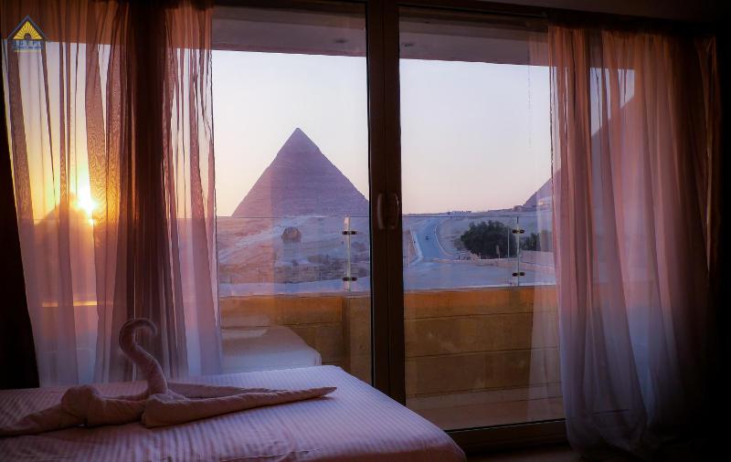 Deluxe Room With Pyramid View  image 2