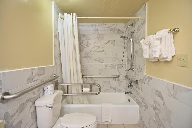 King Room with Mobility Accessible Tub image 1