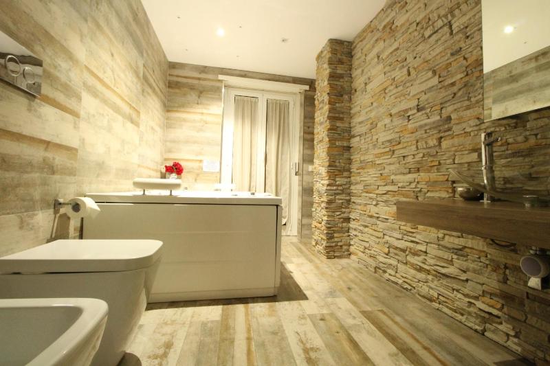 Suite with Spa Bath image 4