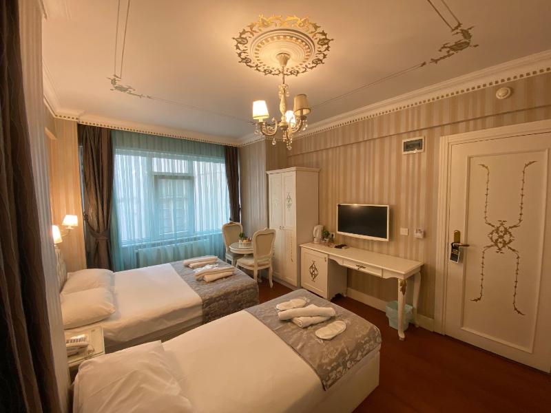 Luxury Triple Room image 2