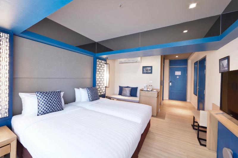 Deluxe Twin Room with City View image 3