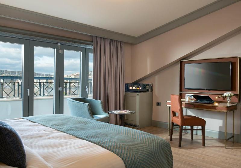 Deluxe Double Room with Balcony and Sea View image 3