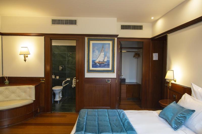 Deluxe Double Room with Lagoon View image 3