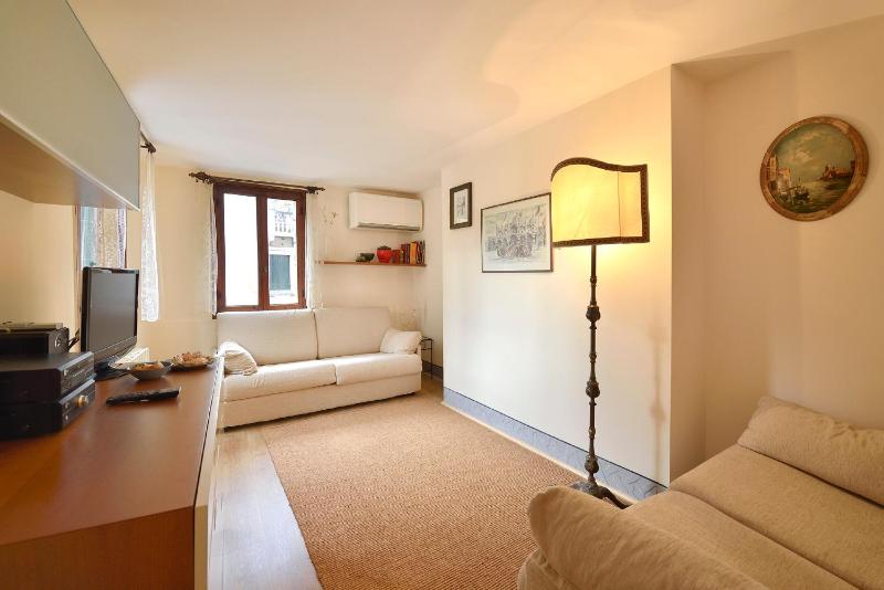 One-Bedroom Apartment with Sea View - Fondamenta Furlani image 4