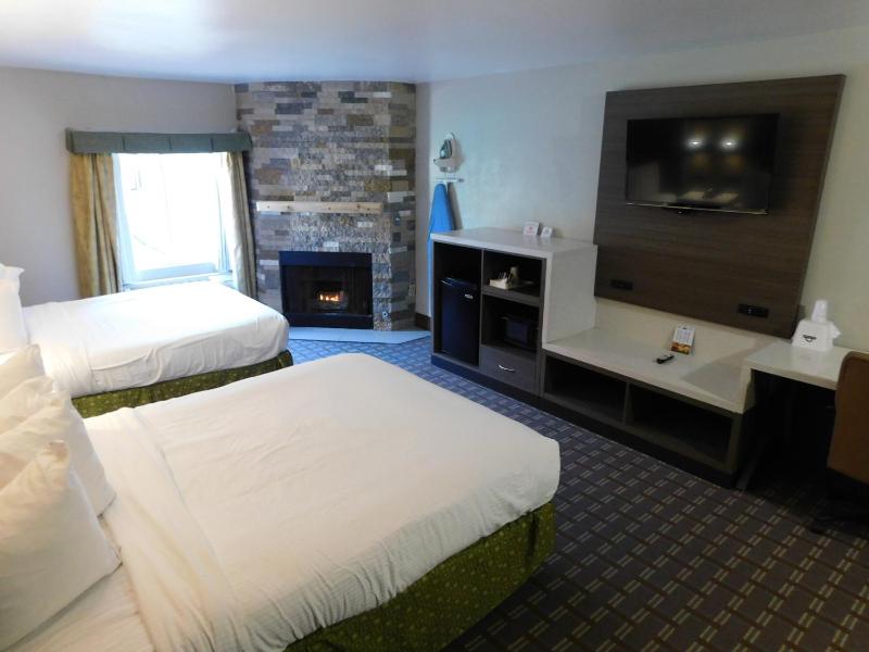 Deluxe Room, 2 Queen Beds, Non Smoking, Fireplace image 3