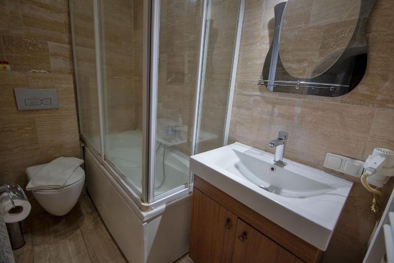 Deluxe Triple Room with Bath image 3