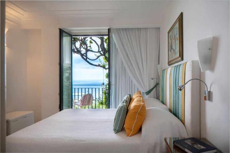 Standard Double or Twin Room with Partial Sea View image 3