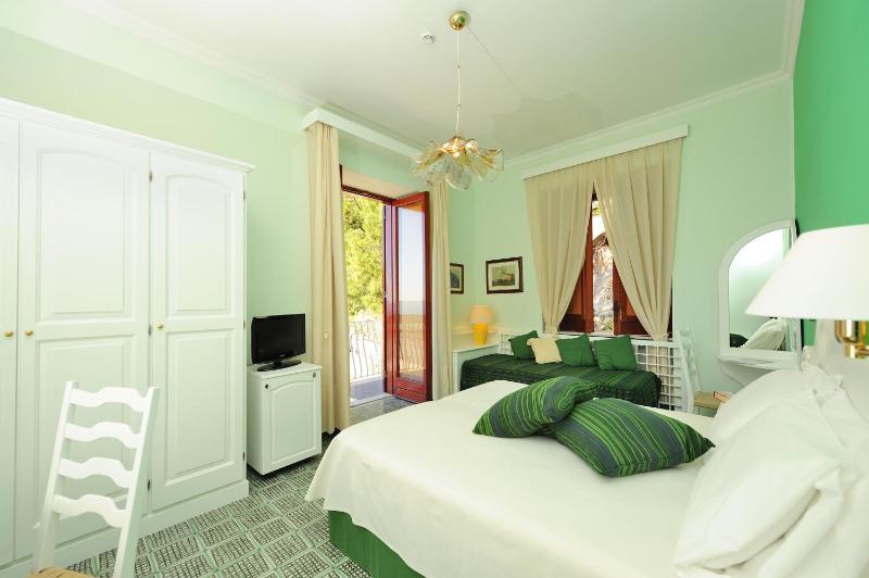 Double or Twin Room with Partial Sea View image 4