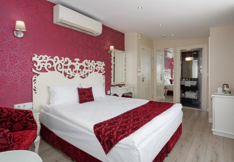 Deluxe Double Room with Balcony and Sea View image 4
