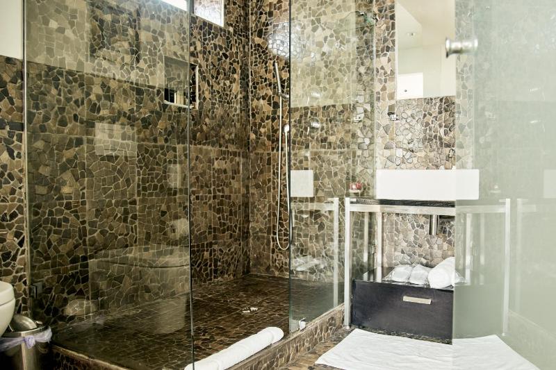 Grand Deluxe Double Pool Room image 3