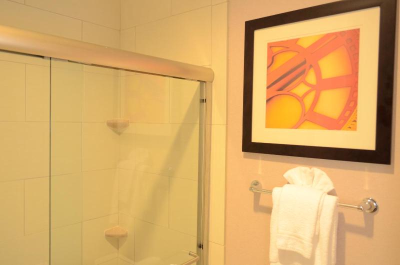 King Room with Roll-In Shower - Disability Access image 3