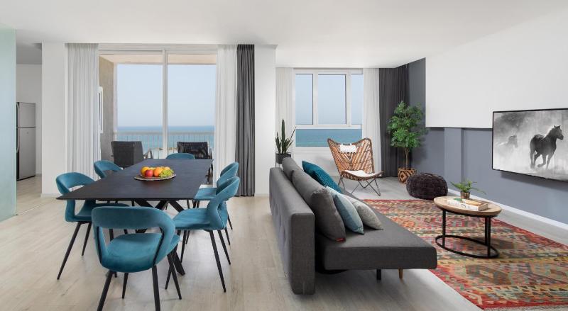Deluxe One-Bedroom Apartment with Balcony and Sea View image 2