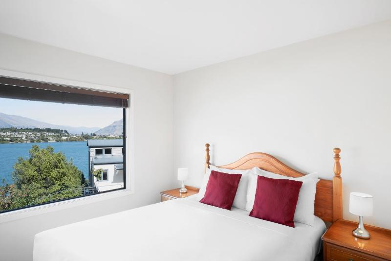 One-Bedroom Suite with Lake View image 2