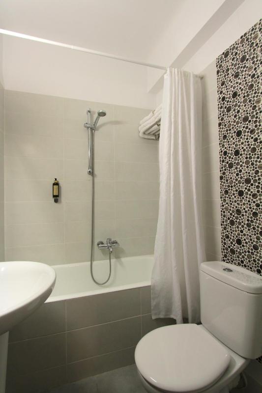 Quadruple Room with 2 Bedrooms image 2