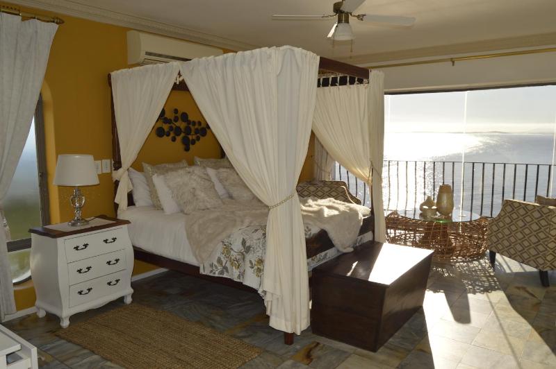 Deluxe Double Room with Sea View image 2