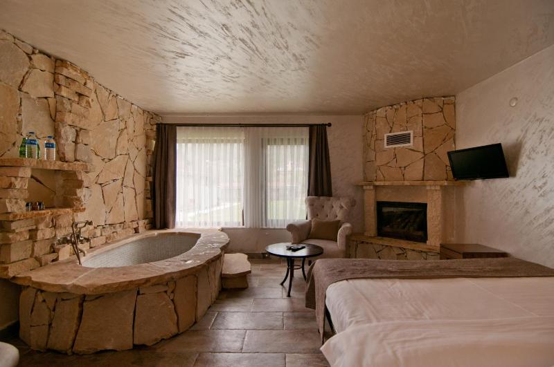 Deluxe Double Room with Bath image 3