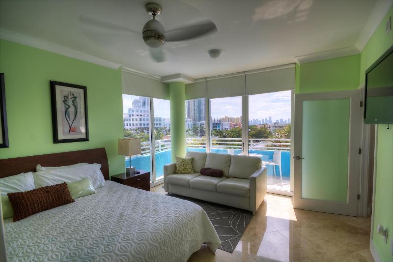 Deluxe Two-Bedroom Apartment with Ocean View image 2