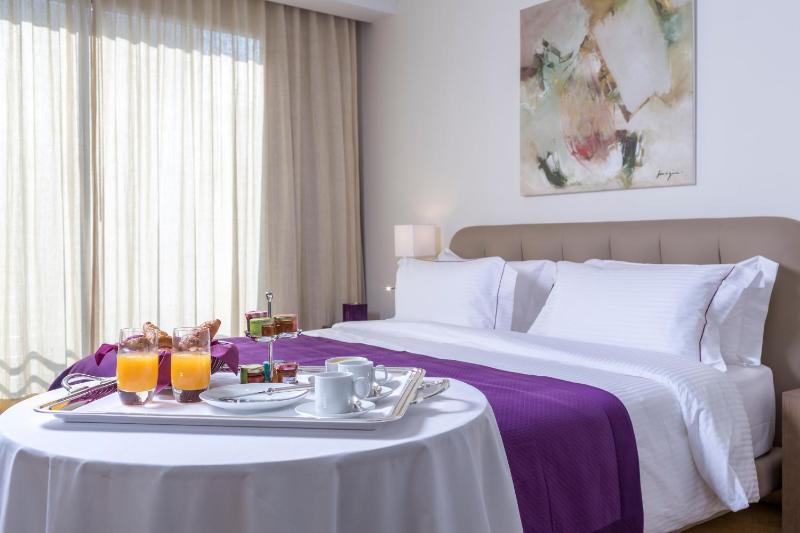 Deluxe Room With Window image 3