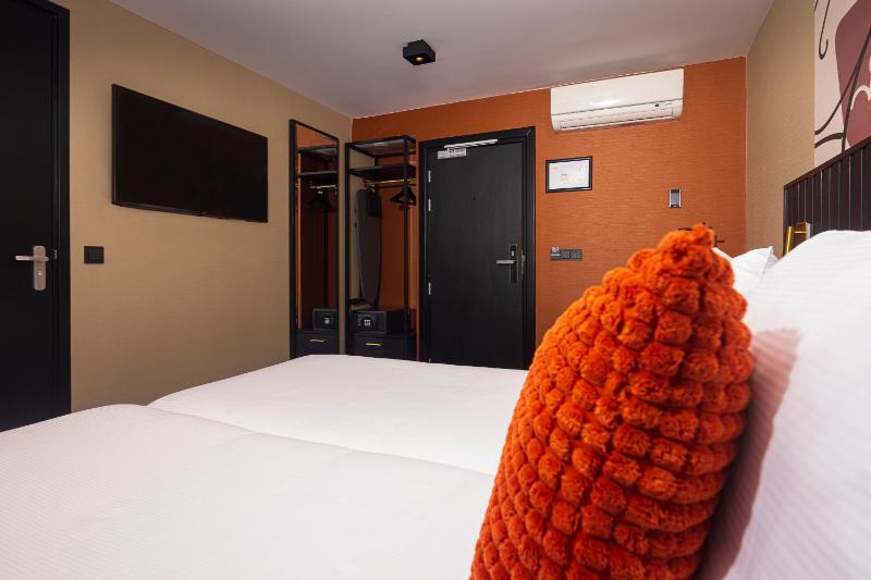Twin Room image 4