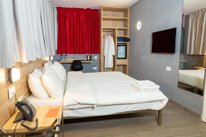 Standard Double or Twin Room image 4