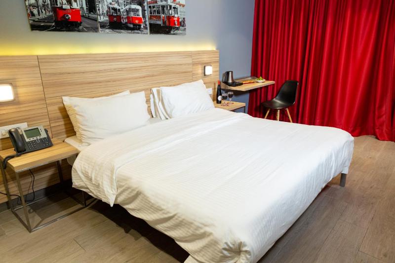 Junior Suite with Balcony image 4