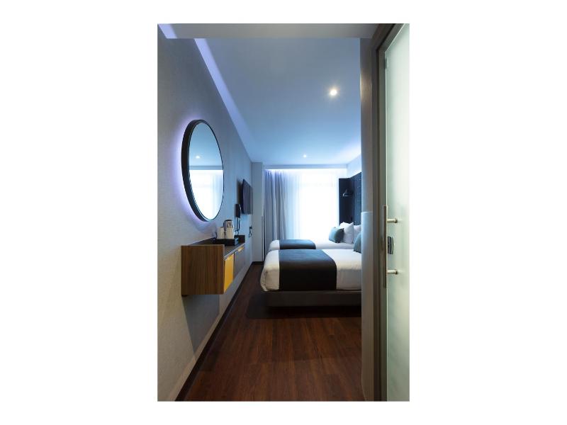 Twin Room image 4