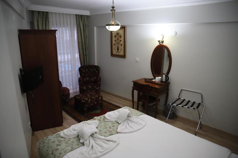 Standard Double or Twin Room image 4