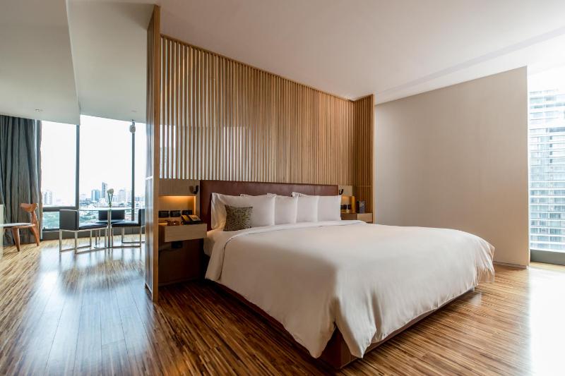 SO King Studio Room with Skyline City View and Club Signature Benefits image 3