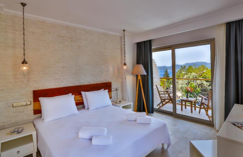 Deluxe Double Room with Sea View and Balcony image 3