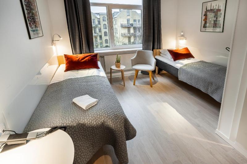 Twin Room image 2