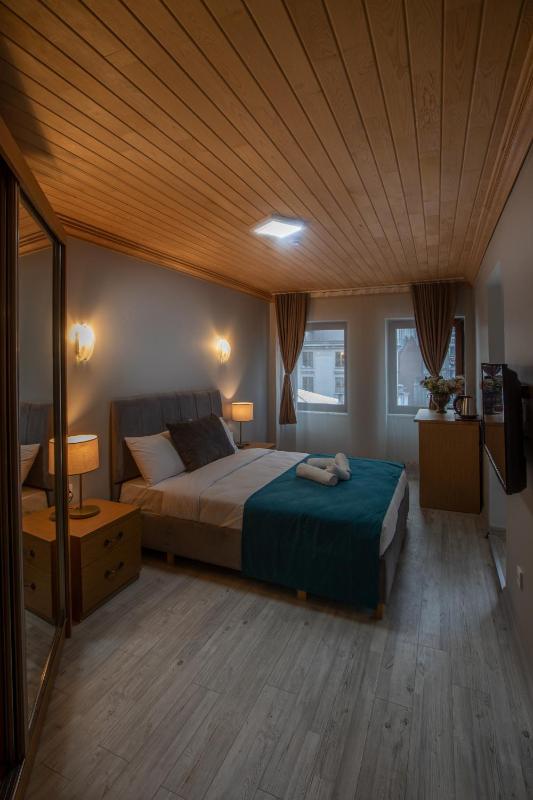Large Double Room image 1
