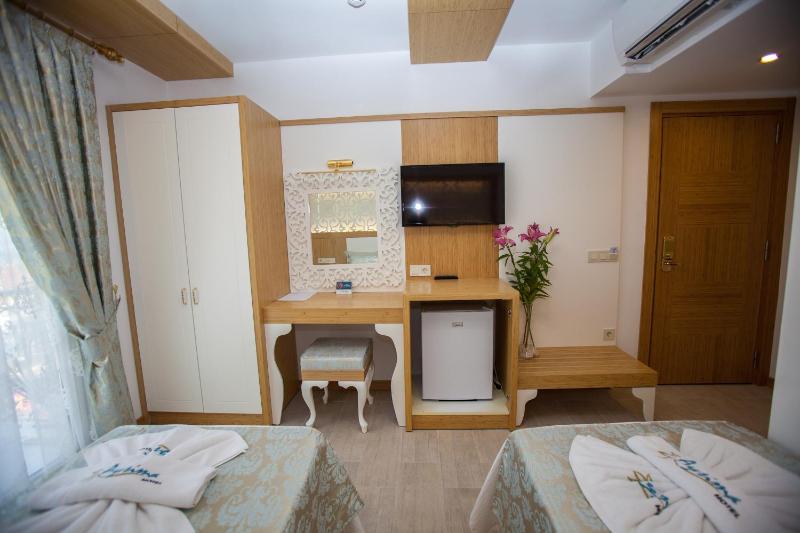 Deluxe Twin Room with Land and Side Sea View image 2