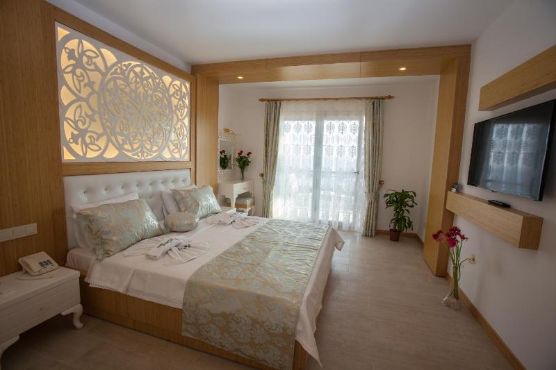 Deluxe Double Room with Sea View image 2