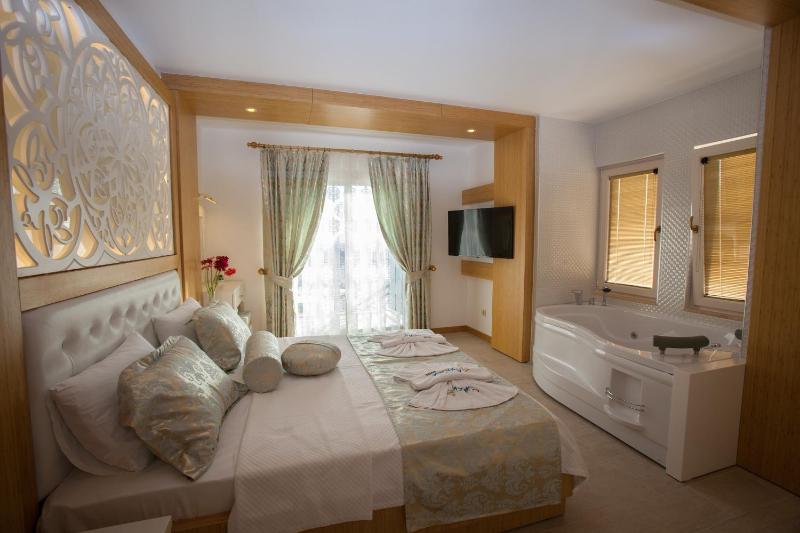 Deluxe Double Room with Spa Bath  image 1