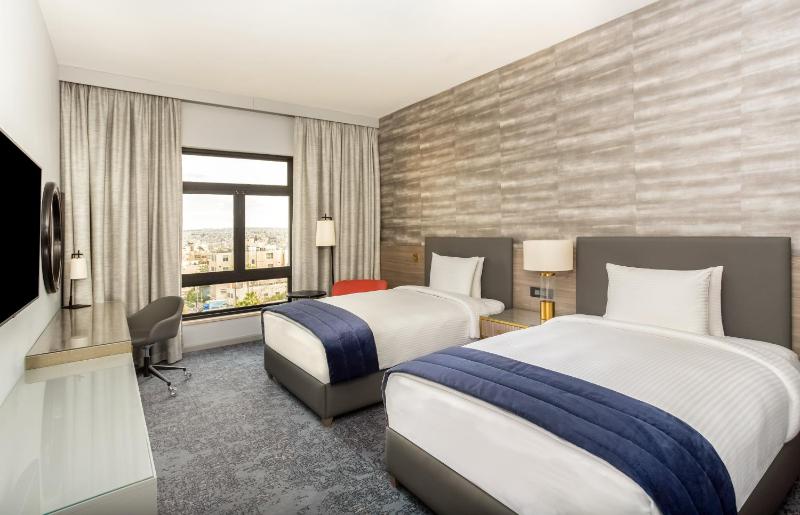 Premium Twin Room with City View image 2