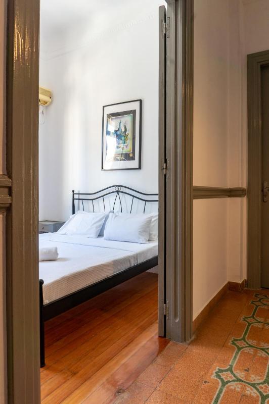 Standard Double Room with Shared Bathroom image 4