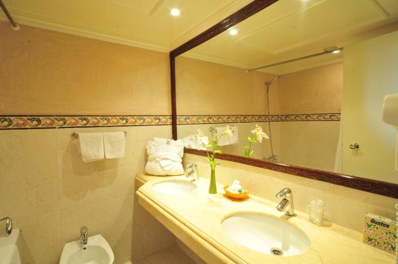 Double Room with Pool View image 3