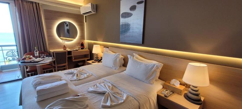 Double or Twin Room with Sea View image 4