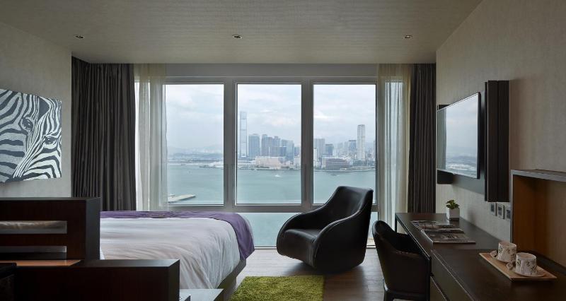 Premier Queen Room with Harbour View image 3